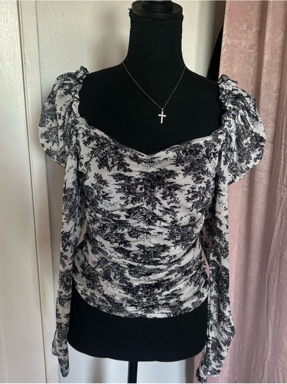 Sweetheart floral print blouse with long sleeves